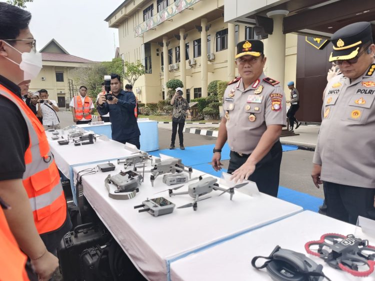 pemanfaatan teknologi modern dengan meluncurkan tim patroli udara menggunakan pesawat tanpa awak (drone), bertempat di Depan Lobi Mapolda Kalteng, Rabu (28/10/2026).