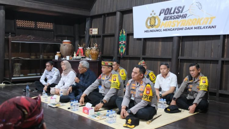 Kapolda Kalimantan Tengah Irjen Pol Iwan Kurniawan, menggelar dialog terbuka bersama para tokoh masyarakat dalam rangka evaluasi penanganan kebakaran hutan dan lahan (Karhutla)
