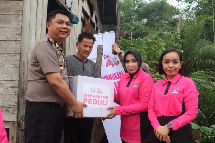 Gerakan Bhayangkari Peduli yang hadir untuk menyalurkan bantuan sosial (bansos) kepada warga yang membutuhkan.