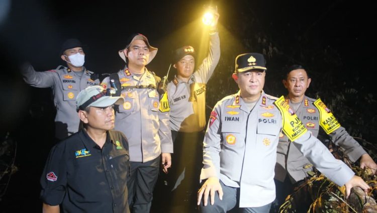 Kapolda Kalimantan Tengah (Kalteng) Irjen Pol Iwan Kurniawan, didampingi sejumlah pejabat utama Polda dan Kapolres Kotawaringin Barat AKBP Joko Handono, melaksanakan peninjauan langsung lokasi Kebakaran Hutan dan Lahan (Karhutla) di Camp Tanjung Harapan