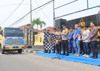 Kapolda Kalimantan Tengah Irjen Pol Iwan Kurniawan, secara resmi melepas penyaluran air bersih bagi warga terdampak karhutla dan kekeringan di wilayah Kotawaringin Barat (Kobar), Kamis (29/10/2026).