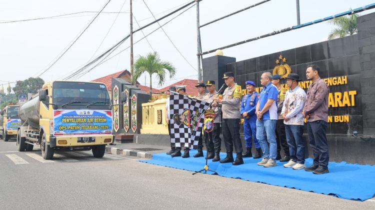 Kapolda Kalimantan Tengah Irjen Pol Iwan Kurniawan, secara resmi melepas penyaluran air bersih bagi warga terdampak karhutla dan kekeringan di wilayah Kotawaringin Barat (Kobar), Kamis (29/10/2026).