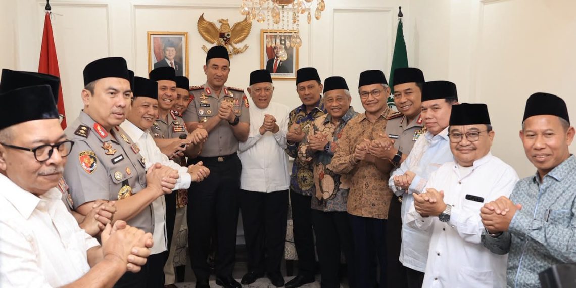 Kedatangan Kapolri diterima oleh Ketua Umum PBNU K.H.Abdu Hakim Mahfudz tau disapa (Gus Kikin) didampingi Katib ‘Aam PBNU Prof. Muhammad Nuh, Sekretaris Jenderal PBNU H. Gudfan Arif (Gus Gudfan), Bendahara Umum PBNU Prof. Ainun Na’im, serta jajaran pengurus lainnya.