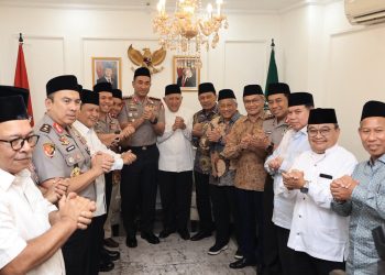 Kedatangan Kapolri diterima oleh Ketua Umum PBNU K.H.Abdu Hakim Mahfudz tau disapa (Gus Kikin) didampingi Katib ‘Aam PBNU Prof. Muhammad Nuh, Sekretaris Jenderal PBNU H. Gudfan Arif (Gus Gudfan), Bendahara Umum PBNU Prof. Ainun Na’im, serta jajaran pengurus lainnya.