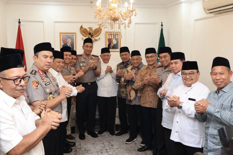 Kedatangan Kapolri diterima oleh Ketua Umum PBNU K.H.Abdu Hakim Mahfudz tau disapa (Gus Kikin) didampingi Katib ‘Aam PBNU Prof. Muhammad Nuh, Sekretaris Jenderal PBNU H. Gudfan Arif (Gus Gudfan), Bendahara Umum PBNU Prof. Ainun Na’im, serta jajaran pengurus lainnya.