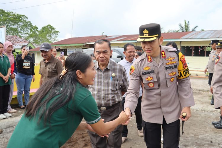 Kapolres Dairi AKBP Otniel Siahaan, S.I.K., M.I.K., memimpin kegiatan Green Policing melalui aksi penanaman pohon bersama masyarakat di Yayasan USDO Jofin Ekklesia Pendidikan Anak Usia Dini (PAUD)