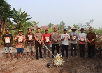 Kapolresta Palangka Raya Kombes Pol Andiyatna, S.I.K., M.H. melaksanakan penanaman jagung di kebun Mapolresta Palangka Raya
