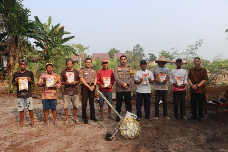 Kapolresta Palangka Raya Kombes Pol Andiyatna, S.I.K., M.H. melaksanakan penanaman jagung di kebun Mapolresta Palangka Raya