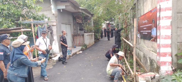 Pengaspalan jalan dilaksanakan di Kampung Babakan Cikeas RT 002/RW 004 dengan nilai anggaran mencapai Rp229.500.000.