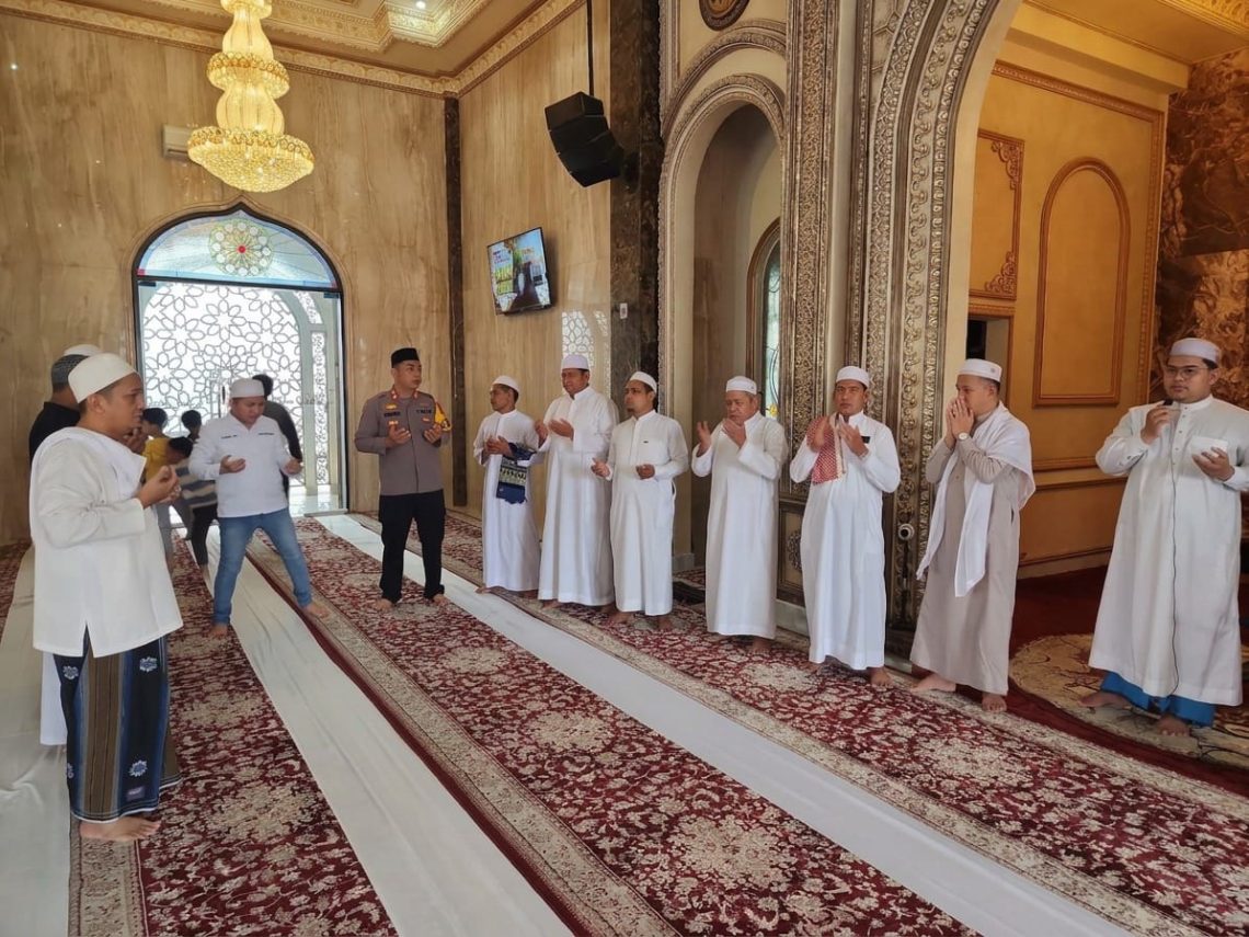 Kapolresta Palangka Raya Kombes Pol Andiyatna, S.I.K., M.H. melaksanakan program Jumat Keliling di Masjid Al-Muhibbin,
