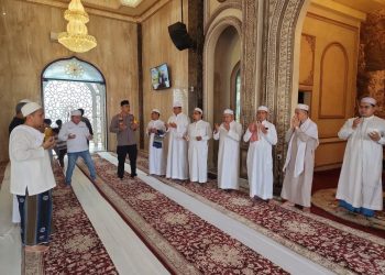 Kapolresta Palangka Raya Kombes Pol Andiyatna, S.I.K., M.H. melaksanakan program Jumat Keliling di Masjid Al-Muhibbin,
