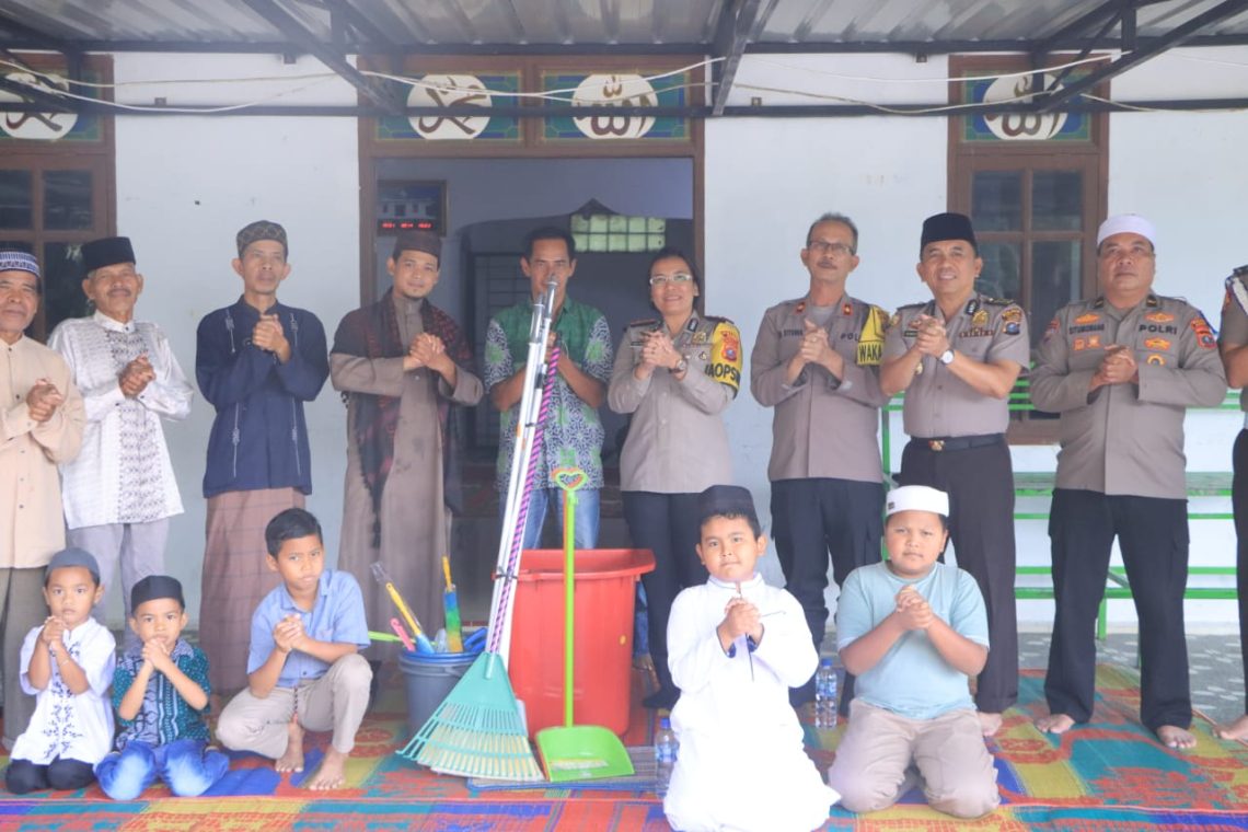 Kapolres Samosir AKBP Rina Sry Nirwana Tarigan, S.I.K., M.H., melaksanakan kegiatan Jumat Keliling di Masjid Nurul Huda, Desa Turpuk Sihotang, Kecamatan Harian, Kabupaten Samosir, Jumat (30/10/2026).
