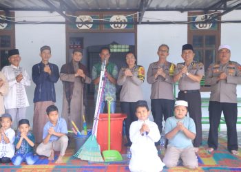 Kapolres Samosir AKBP Rina Sry Nirwana Tarigan, S.I.K., M.H., melaksanakan kegiatan Jumat Keliling di Masjid Nurul Huda, Desa Turpuk Sihotang, Kecamatan Harian, Kabupaten Samosir, Jumat (30/10/2026).