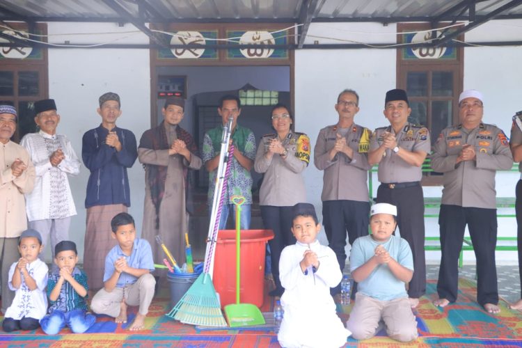 Kapolres Samosir AKBP Rina Sry Nirwana Tarigan, S.I.K., M.H., melaksanakan kegiatan Jumat Keliling di Masjid Nurul Huda, Desa Turpuk Sihotang, Kecamatan Harian, Kabupaten Samosir, Jumat (30/10/2026).