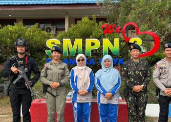 Personel Satuan Brigade Mobile (Satbrimob) Polda Kalimantan Tengah melaksanakan kegiatan sosialisasi dan edukasi kepada para siswa SMPN 3 Kota Palangka Raya pada Jumat (30/10/2026).