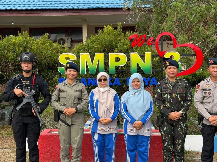 Personel Satuan Brigade Mobile (Satbrimob) Polda Kalimantan Tengah melaksanakan kegiatan sosialisasi dan edukasi kepada para siswa SMPN 3 Kota Palangka Raya pada Jumat (30/10/2026).