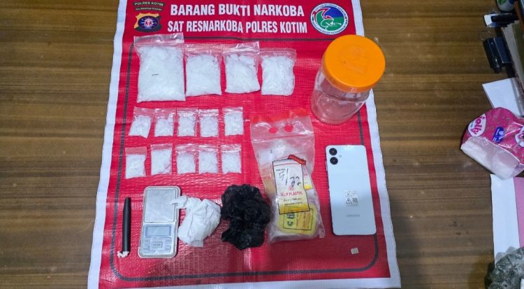 Dari hasil penggeledahan di dua lokasi, polisi menemukan sebanyak 14 paket plastik klip berisi kristal putih yang diduga narkotika jenis sabu dengan berat kotor keseluruhan mencapai 304,1 gram.