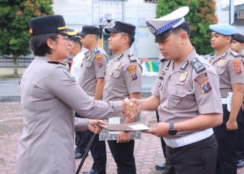 Kapolres Samosir AKBP Rina Sry Nirwana Tarigan, S.I.K., M.H., memberikan penghargaan (reward) kepada 20 personel berprestasi dalam apel jam pimpinan di Lapangan Mako Polres Samosir, Selasa (20/10/2026) pagi.