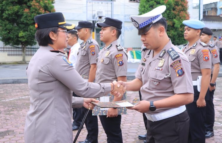 Kapolres Samosir AKBP Rina Sry Nirwana Tarigan, S.I.K., M.H., memberikan penghargaan (reward) kepada 20 personel berprestasi dalam apel jam pimpinan di Lapangan Mako Polres Samosir, Selasa (20/10/2026) pagi.