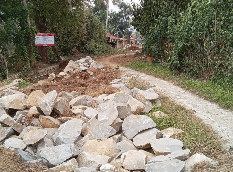 Kegiatan peningkatan jalan tersebut berlokasi di Kampung Tegal Peundeuy dengan volume pekerjaan sepanjang 410 meter dan lebar 3 meter, dengan nilai anggaran sebesar Rp220.975.000