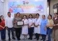 Kapolres Samosir AKBP Rina Sry Nirwana Tarigan, S.I.K., M.H., menerima piagam penghargaan dari PMI atas dedikasinya dalam kegiatan kemanusiaan.