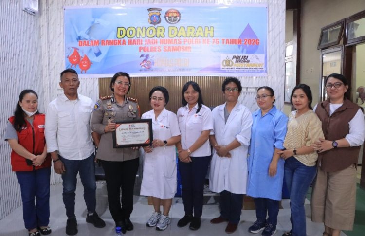 Kapolres Samosir AKBP Rina Sry Nirwana Tarigan, S.I.K., M.H., menerima piagam penghargaan dari PMI atas dedikasinya dalam kegiatan kemanusiaan.