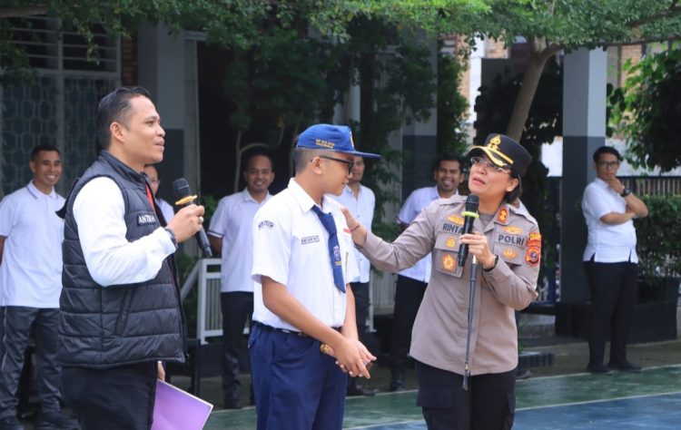 kegiatan Polisi Peduli Pendidikan di SMP Budi Mulia Pangururan, Kabupaten Samosir, Senin (26/10/2026).