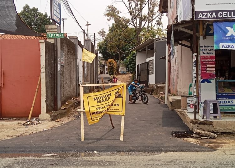 Realisasinya anggaran berupa peningkatan dan pengaspalan jalan di Kampung Lebak Nangka, RW 002.