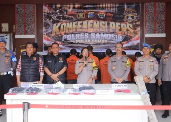 Pengungkapan kasus tersebut disampaikan dalam konferensi pers yang dipimpin langsung Kapolres Samosir AKBP Rina Sry Nirwana Tarigan, S.I.K., M.H., di Markas Komando (Mako) Polres Samosir, Kamis (29/10/2026) pukul 10.30 WIB.