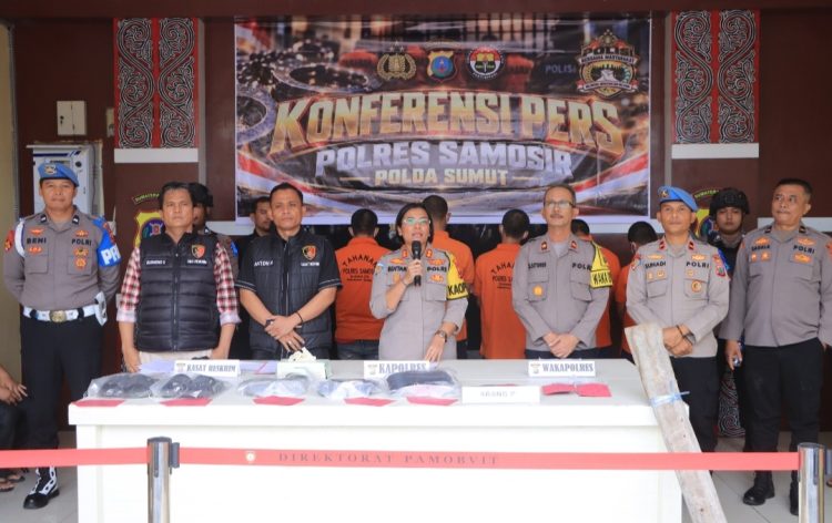 Pengungkapan kasus tersebut disampaikan dalam konferensi pers yang dipimpin langsung Kapolres Samosir AKBP Rina Sry Nirwana Tarigan, S.I.K., M.H., di Markas Komando (Mako) Polres Samosir, Kamis (29/10/2026) pukul 10.30 WIB.