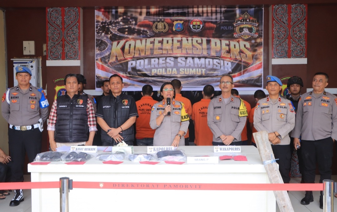 Pengungkapan kasus tersebut disampaikan dalam konferensi pers yang dipimpin langsung Kapolres Samosir AKBP Rina Sry Nirwana Tarigan, S.I.K., M.H., di Markas Komando (Mako) Polres Samosir, Kamis (29/10/2026) pukul 10.30 WIB.