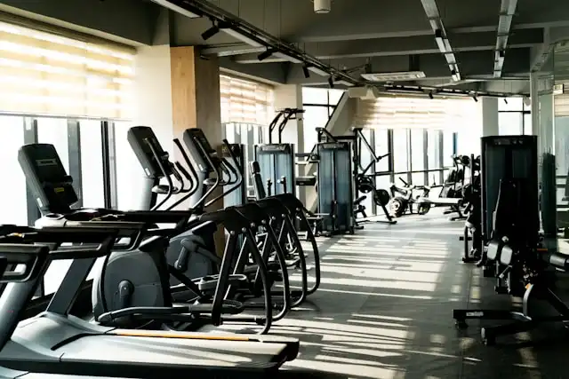 Keliling Bandung Cari Tempat Fitness: Dari Gym Sultan di Tengah Mall hingga Hidden Gem Murah di Pinggir Kota