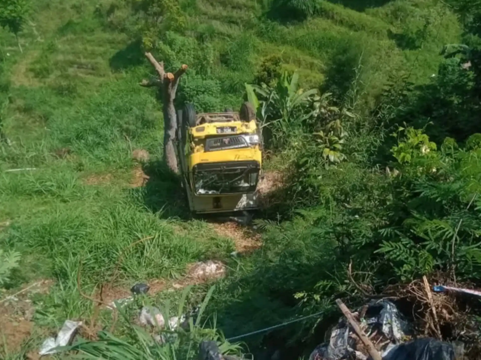 Truk Box Terperosok ke Jurang di Parongpong, Bandung Barat, Warga Dikejutkan Dentuman Keras
