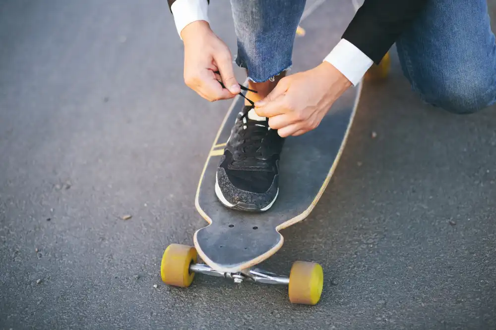 Pemandangan Unik: Skateboard Listrik di Antara Klakson