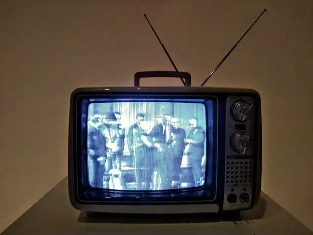 Pulang Sekolah, Langsung Nonton TV Analog?