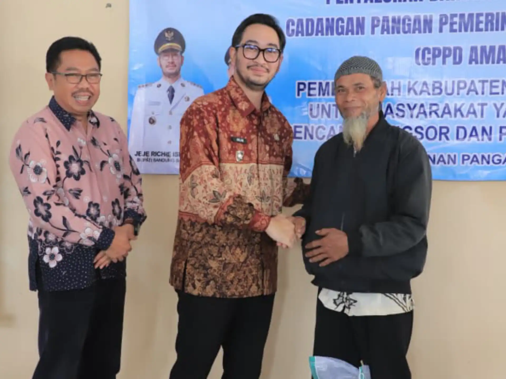 Bupati Bandung Barat Jeje Richie Ismail Pastikan Hak Pangan Warga Terdampak Longsor Terpenuhi