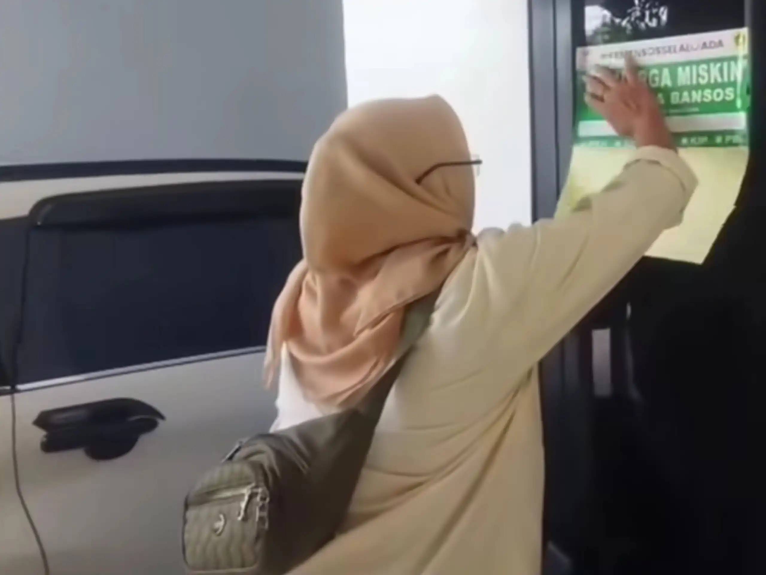 Rumah Mewah Ditempeli Stiker Bansos, Warga Heboh: “Data Bantuan Kok Begini?”