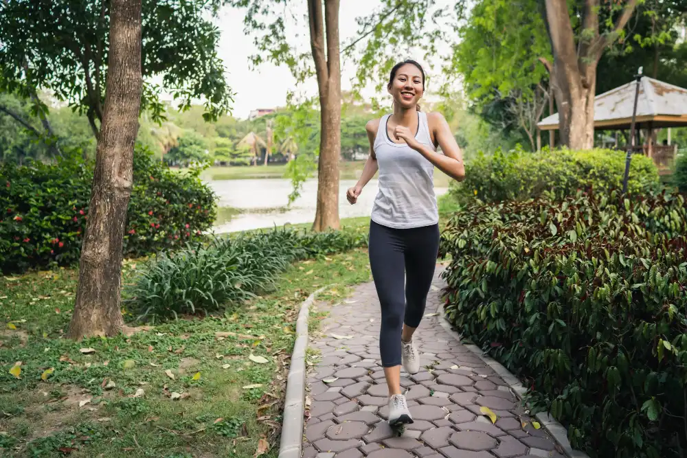 Bikin Tidur Nyenyak! 7 Manfaat Jogging Sore yang Lebih Cuan untuk Kesehatan Fisik dan Mental