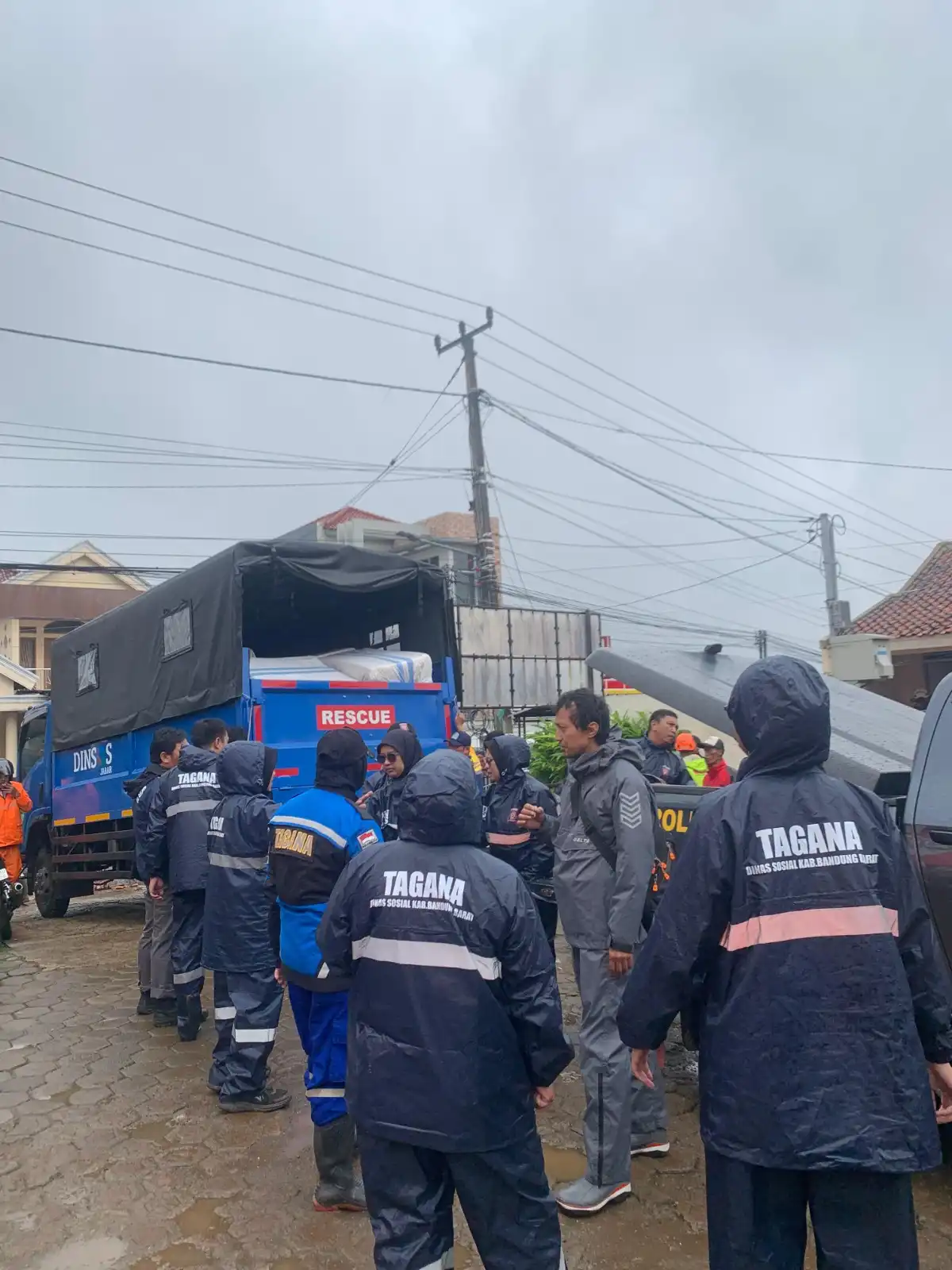 Pemprov Jabar Serahkan Bantuan Rp317 Juta untuk Korban Longsor di Cisarua KBB