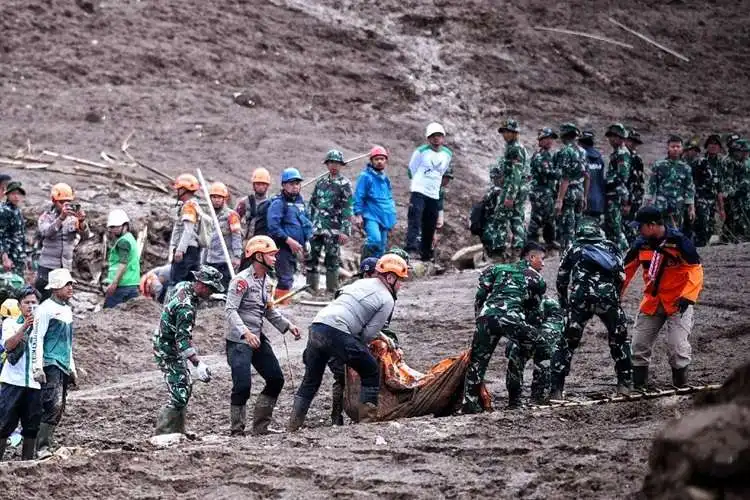 Dinkes Jabar Siagakan Suntik Anti Tetanus untuk Relawan Evakuasi Longsor Pasirlangu KBB