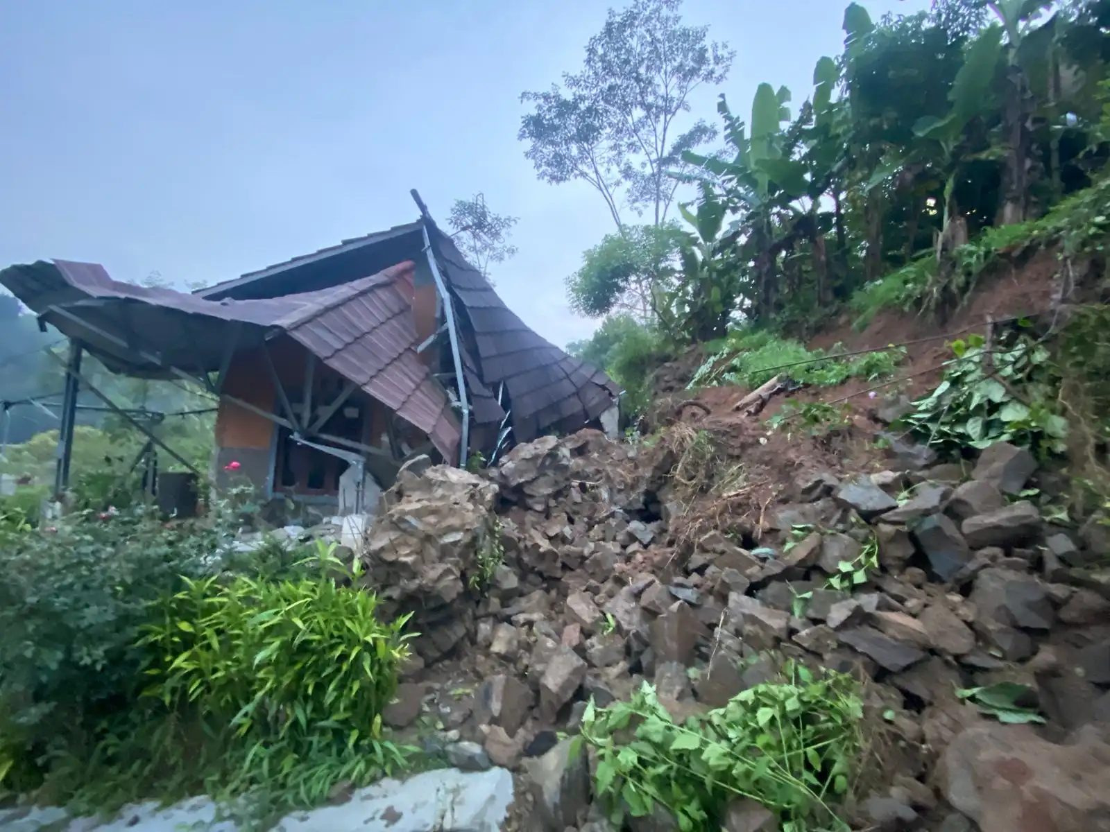 Tanah Longsor Terjang Sindangkerta, Dua Keluarga Selamat Namun Kehilangan Tempat Tinggal