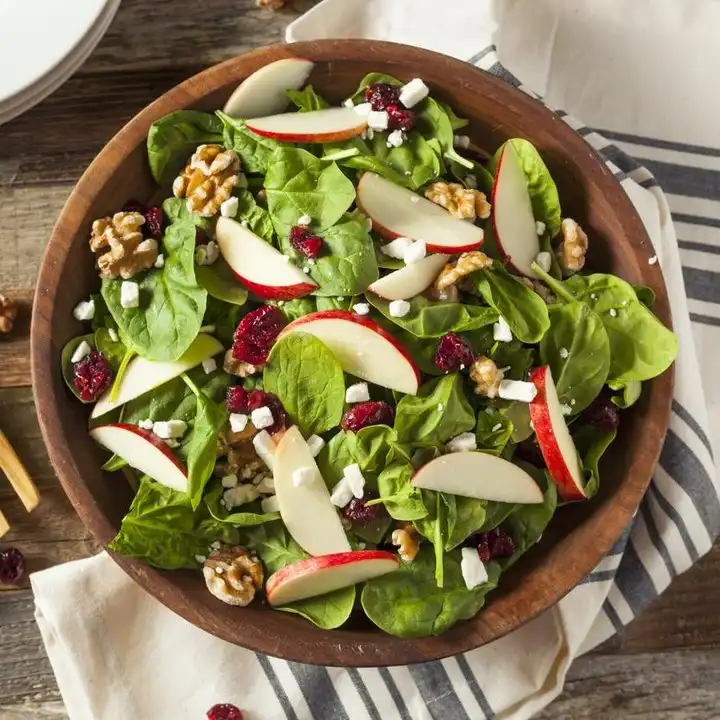 Apel di Salad: Teman Kriuk yang Bukan Cuma Pemanis