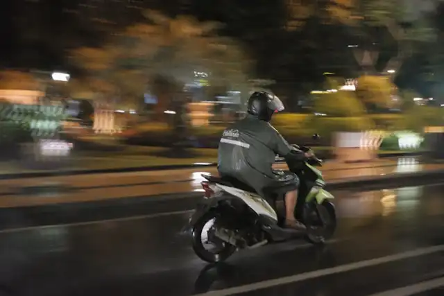 Tips Touring Aman di Musim Hujan Akhir Tahun