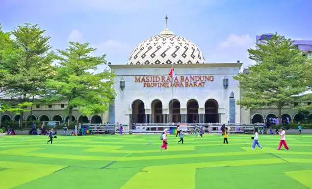 Masjid Raya Bandung Tak Lagi Dibiayai Pemprov Jabar, Ini Penjelasan Dedi Mulyadi