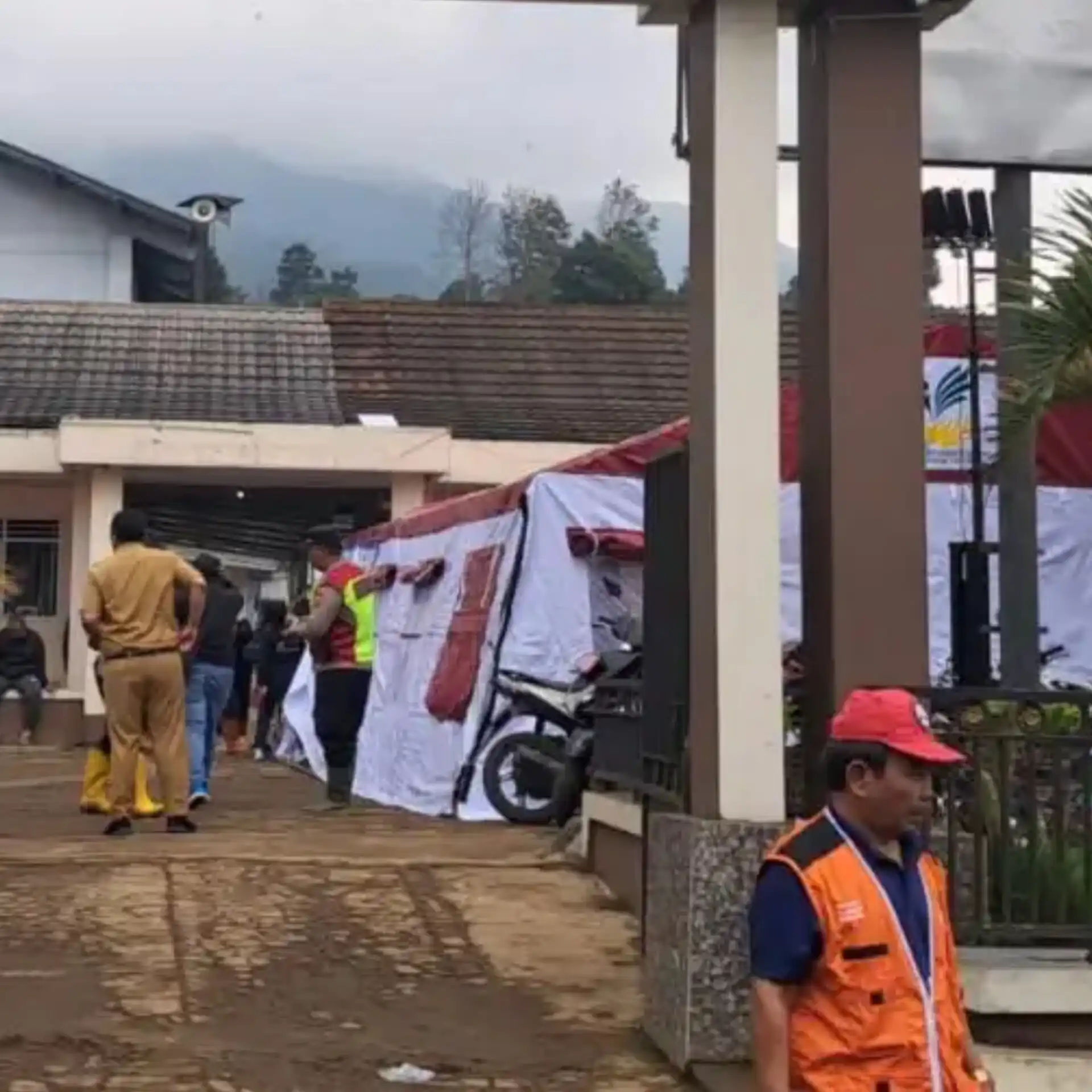 Sekolah di Desa Pasirlangu KBB Dijadikan Posko Longsor, Ratusan Siswa Belajar Daring