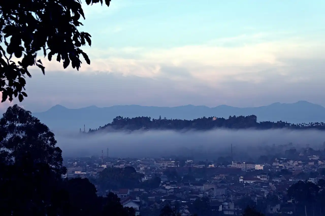 Sesar Lembang: Sang Raksasa Tertidur di Balik Keindahan Bandung Barat