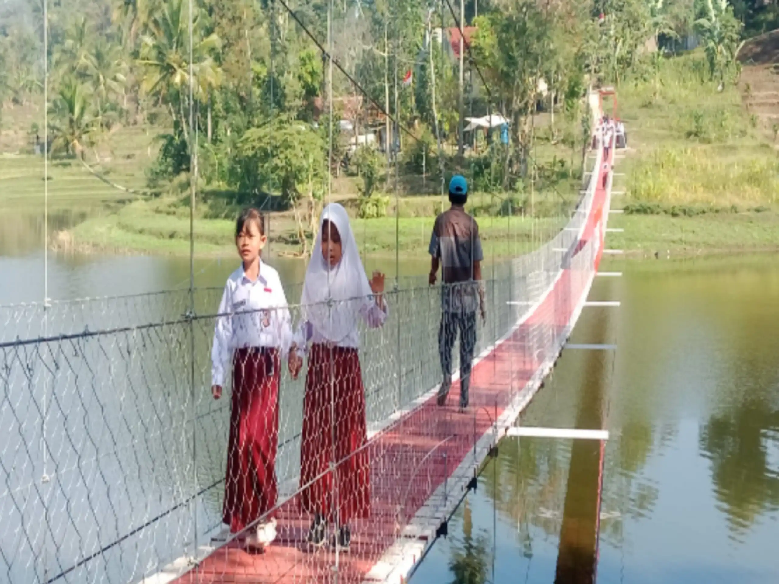 Jembatan Gantung Cicadas Resmi Dibuka, Warga Cililin Sambut dengan Sukacita