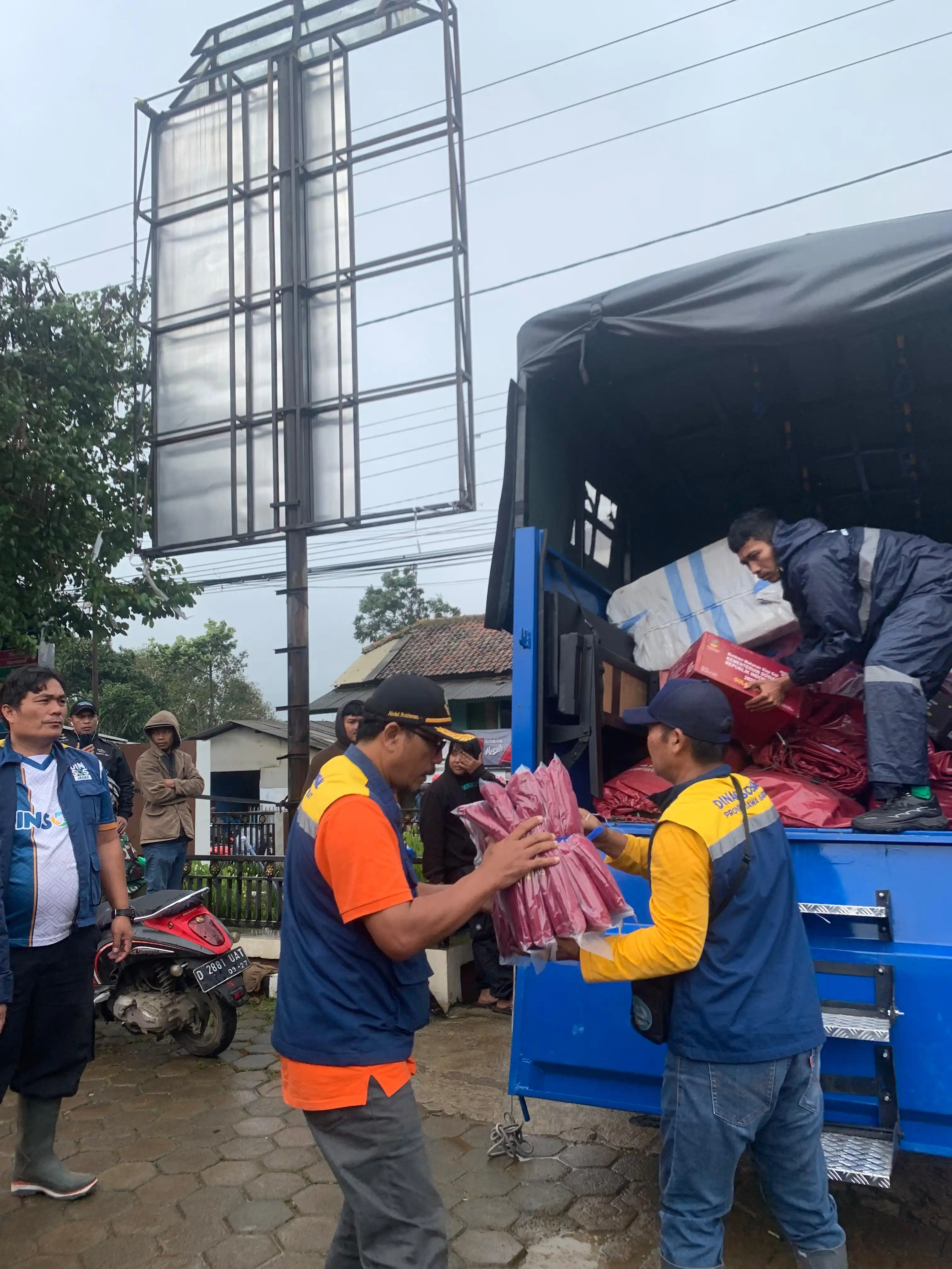 Pemprov Jabar Salurkan Bantuan Logistik untuk Korban Longsor di Pasirlangu KBB