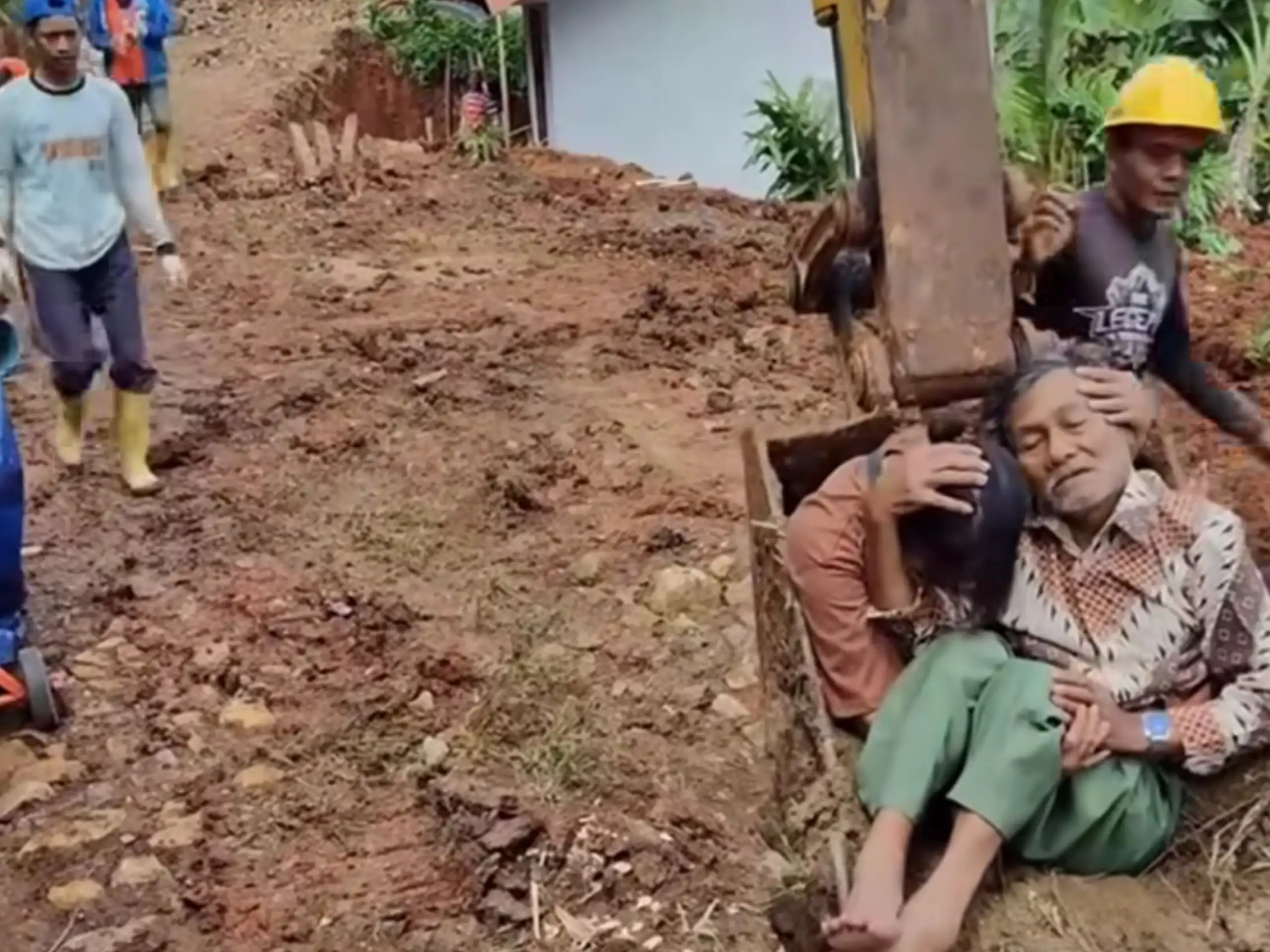 Potret Miris Infrastruktur: Kakek 80 Tahun Dibawa ke Puskesmas Naik Ekskavator di Bandung Barat