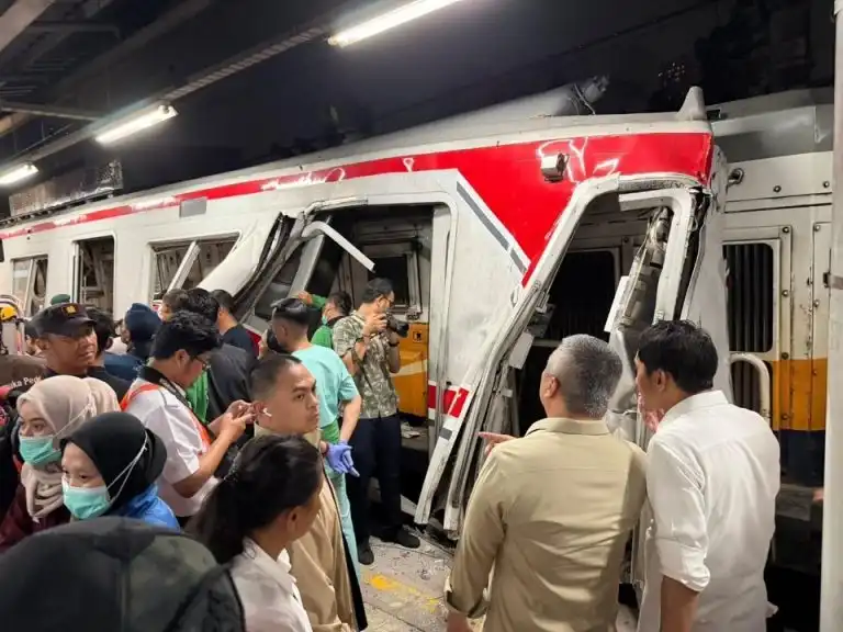 Detik-Detik Evakuasi Korban KRL Tabrakan KA Argo Bromo di Bekasi Timur